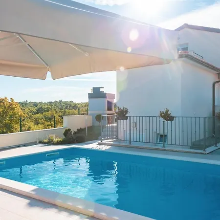 Angelina Villa *