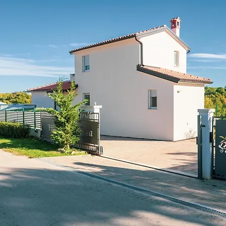 Angelina Villa *
