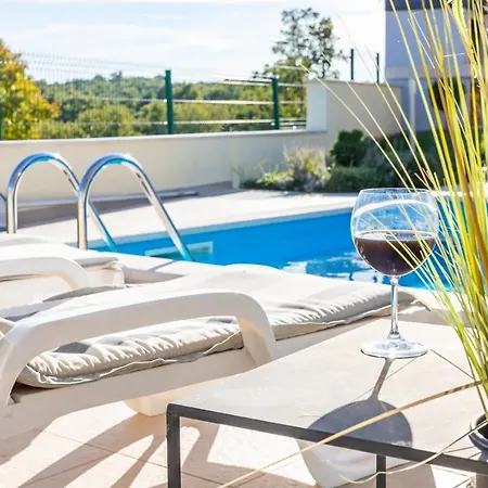 Angelina Villa